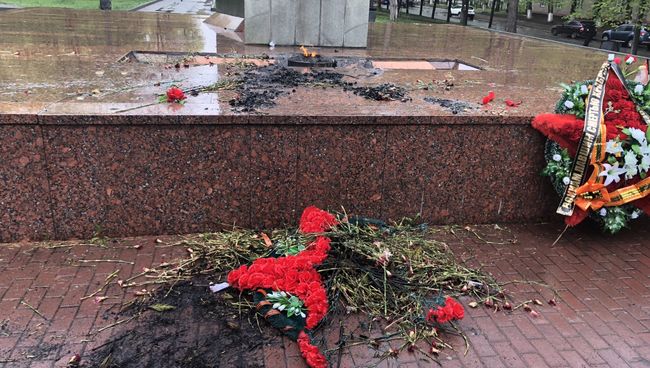 Сожженные цветы и венки на мемориале Защитникам Отечества в Челябинске Сожженные цветы и венки на мемориале Защитникам Отечества в Челябинске