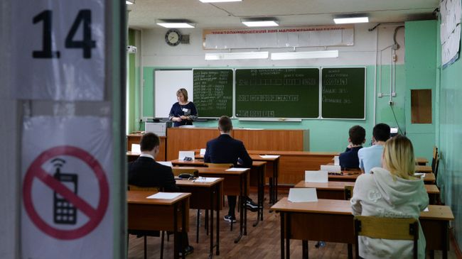 Ученики, сдающие ЕГЭ по информатике, перед началом экзамена