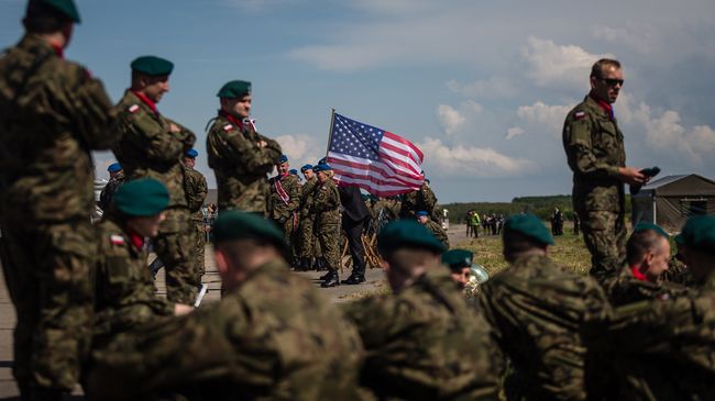 Флаг США на военной базе в Польше. Архивное фото Флаг США на военной базе в Польше. Архивное фото