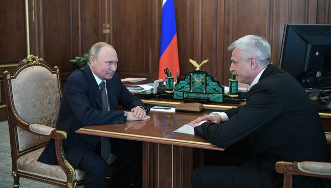 Владимир Путин во время встречи с бывшим главой города Нижний Тагил Сергеем Носовым. 28 мая 2018