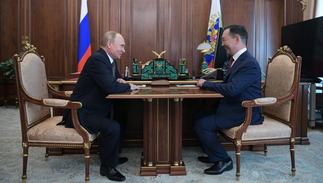 Владимир Путин и бывший глава города Якутска Айсен Николаев во время встречи. 28 мая 2018 Владимир Путин и бывший глава города Якутска Айсен Николаев во время встречи. 28 мая 2018