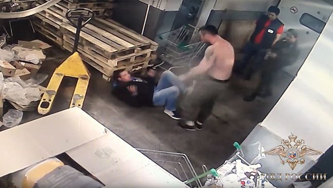 Нападение на мужчину в подсобном помещении супермаркета на улице Новый Арбат в Москве Нападение на мужчину в подсобном помещении супермаркета на улице Новый Арбат в Москве
