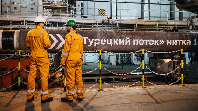 Символьный сварной шов, который знаменует окончание кампании по укладке морских трубопроводов первой нитки Турецкого потока. Архивное фото Символьный сварной шов, который знаменует окончание кампании по укладке морских трубопроводов первой нитки Турецкого потока. Архивное фото