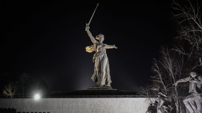 Скульптура Родина-мать зовет! на территории историко-мемориального комплекса Героям Сталинградской Битвы на Мамаевом Кургане