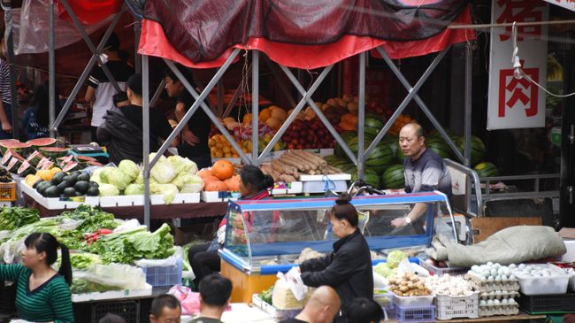Продуктовые ряды на рынке в городе Хайлар Продуктовые ряды на рынке в городе Хайлар