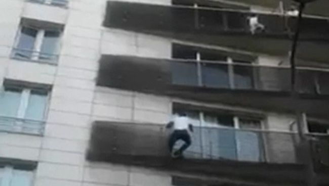Полминуты на спасение: мигрант не дал упасть повисшему на балконе ребенку Полминуты на спасение: мигрант не дал упасть повисшему на балконе ребенку