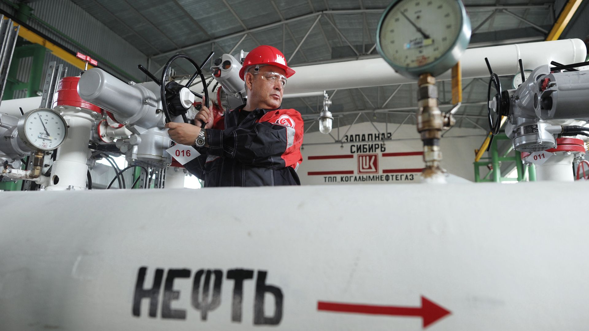 Рабочий на пункте подготовки нефти  - РИА Новости, 1920, 20.07.2021