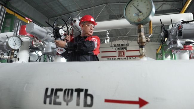 Рабочий на пункте подготовки нефти 