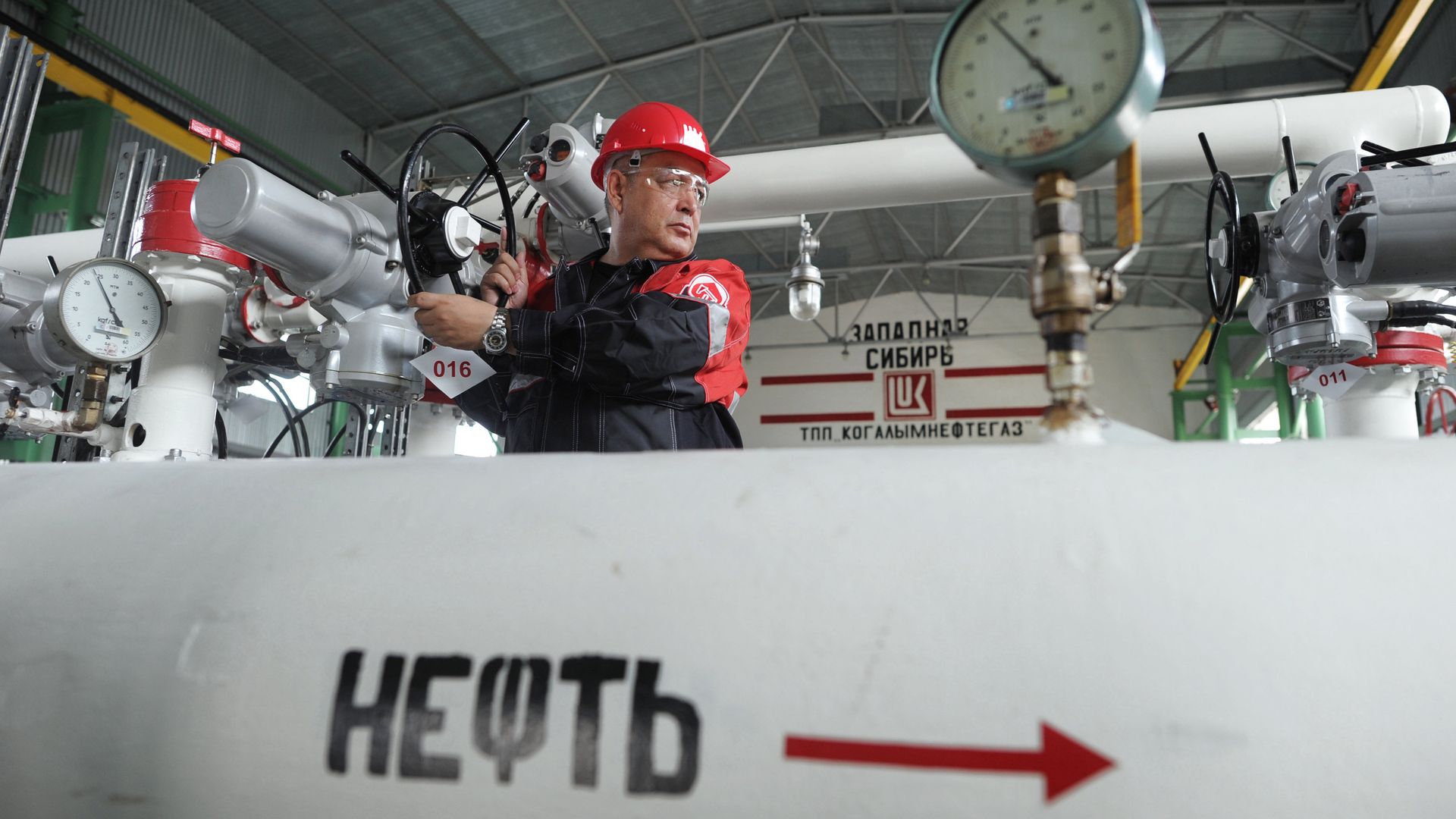 Рабочий на пункте подготовки нефти Рабочий на пункте подготовки нефти - РИА Новости, 1920, 01.09.2023