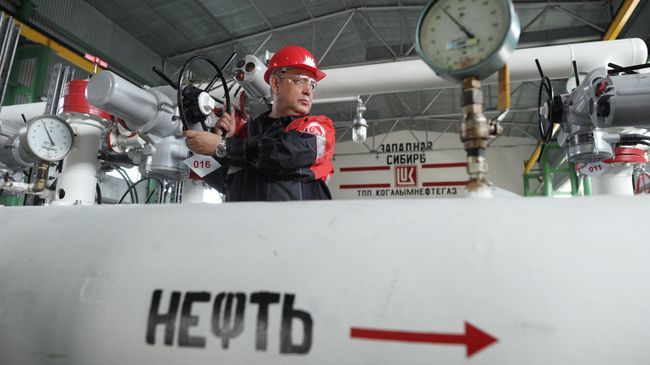 Рабочий на пункте подготовки нефти Рабочий на пункте подготовки нефти