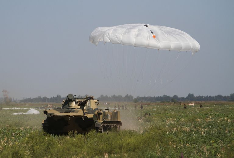 Выброска боевых машин десанта во время учений на военном полигоне Раевский под Новороссийском Выброска боевых машин десанта во время учений на военном полигоне Раевский под Новороссийском