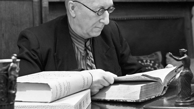 Русский философ и филолог, профессор Алексей Федорович Лосев в своем кабинете. Архивное фото