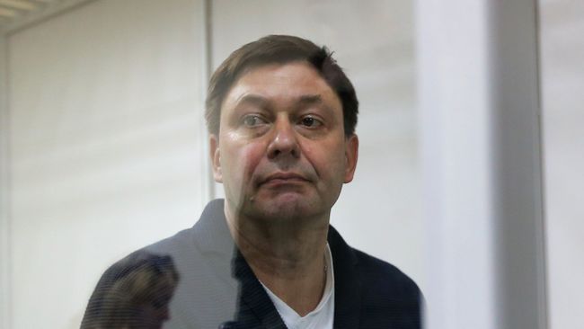 Руководитель портала РИА Новости Украина Кирилл Вышинский во время рассмотрения апелляции на арест в Херсонском зале суда. 29 мая 2018 Руководитель портала РИА Новости Украина Кирилл Вышинский во время рассмотрения апелляции на арест в Херсонском зале суда. 29 мая 2018