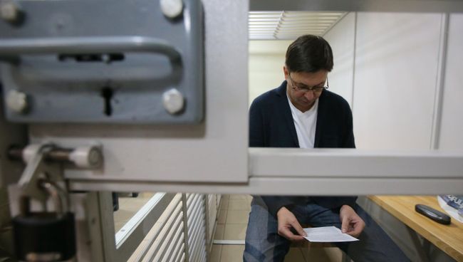 Руководитель портала РИА Новости Украина Кирилл Вышинский во время рассмотрения апелляции на арест в Херсонском зале суда. 29 мая 2018 Руководитель портала РИА Новости Украина Кирилл Вышинский во время рассмотрения апелляции на арест в Херсонском зале суда. 29 мая 2018