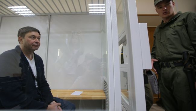 Руководитель портала РИА Новости Украина Кирилл Вышинский во время рассмотрения апелляции на арест в Херсонском зале суда. Архивное фото Руководитель портала РИА Новости Украина Кирилл Вышинский во время рассмотрения апелляции на арест в Херсонском зале суда. Архивное фото