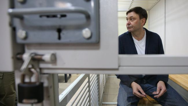Руководитель портала РИА Новости Украина Кирилл Вышинский во время рассмотрения апелляции на арест в Херсонском зале суда. 29 мая 2018 Руководитель портала РИА Новости Украина Кирилл Вышинский во время рассмотрения апелляции на арест в Херсонском зале суда. 29 мая 2018