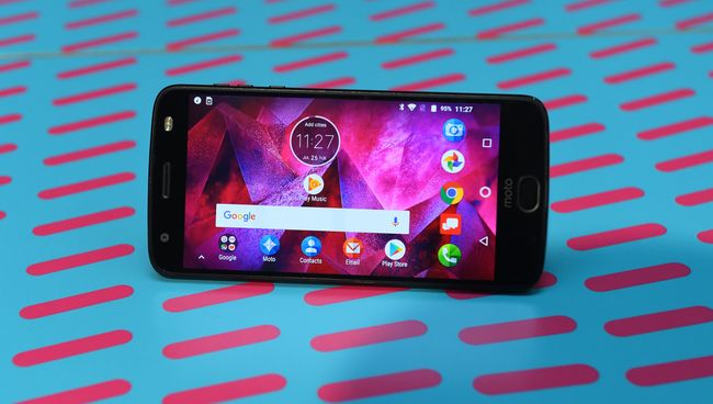 Телефон Motorola Moto Z2 Force. Архивное фото Телефон Motorola Moto Z2 Force. Архивное фото