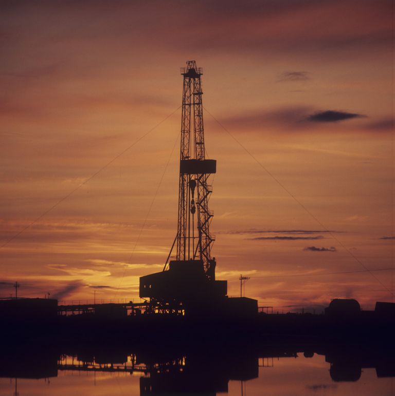Буровая вышка на Самотлорском месторождении нефти и газа Буровая вышка на Самотлорском месторождении нефти и газа