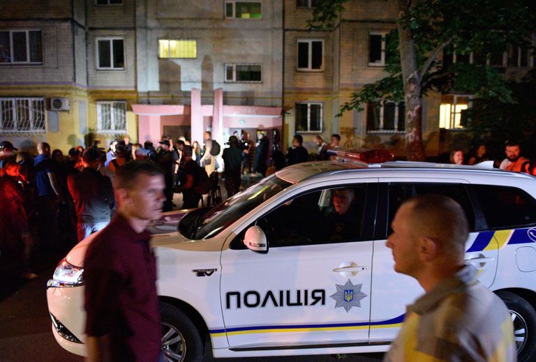 Сотрудники полиции и журналисты возле дома в Киеве, где был застрелен российский журналист Аркадий Бабченко Сотрудники полиции и журналисты возле дома в Киеве, где был застрелен российский журналист Аркадий Бабченко