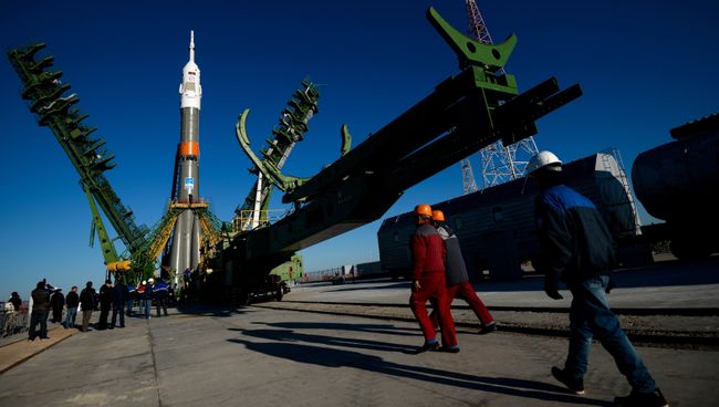 Установка ракеты-носителя Союз-ФГ с транспортным пилотируемым кораблем Союз МС-02. Архивное фото Установка ракеты-носителя Союз-ФГ с транспортным пилотируемым кораблем Союз МС-02. Архивное фото