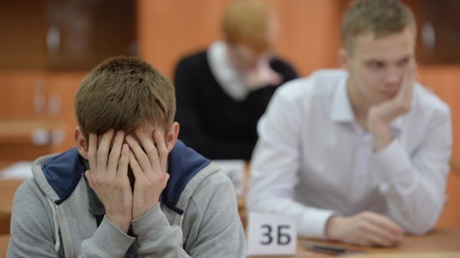 Ученики в классе перед началом единого государственного экзамена Ученики в классе перед началом единого государственного экзамена