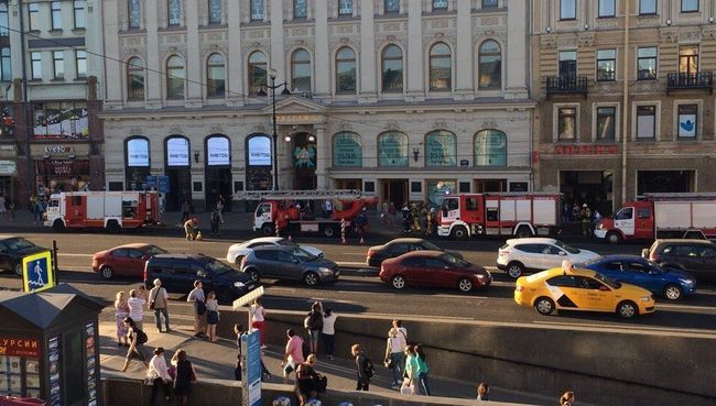 Пожарная техника рядом с универмагом Пассаж в Санкт-Петербурге. 29 мая 2018 Пожарная техника рядом с универмагом Пассаж в Санкт-Петербурге. 29 мая 2018