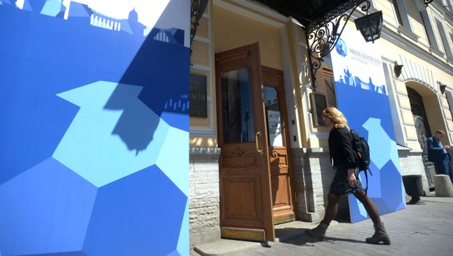У входа в пресс-центр для неаккредитованных журналистов Кубка конфедераций FIFA 2017 в Санкт-Петербурге У входа в пресс-центр для неаккредитованных журналистов Кубка конфедераций FIFA 2017 в Санкт-Петербурге