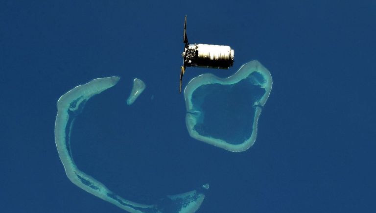 Грузовой корабль Cygnus подлетает к Международной космической станции. 24 мая 2018 года Грузовой корабль Cygnus подлетает к Международной космической станции. 24 мая 2018 года