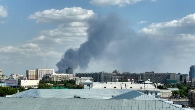 Пожар на складе лакокрасочных изделий в районе Печатники в Москве. 30 мая 2018 Пожар на складе лакокрасочных изделий в районе Печатники в Москве. 30 мая 2018
