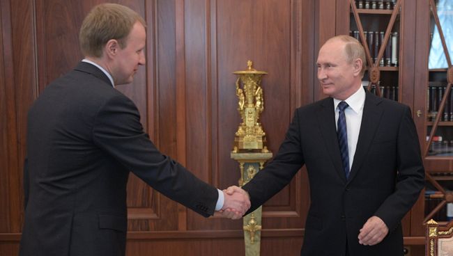 Президент РФ Владимир Путин и временно исполняющий обязанности губернатора Алтайского края Виктор Томенко во время встречи. 30 мая 2018 Президент РФ Владимир Путин и временно исполняющий обязанности губернатора Алтайского края Виктор Томенко во время встречи. 30 мая 2018