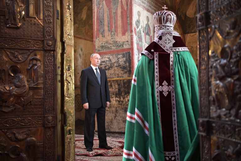 Президент РФ Владимир Путин и патриарх Московский и всея Руси Кирилл во время благодарственного молебна по случаю инаугурации в Благовещенском соборе Кремля Президент РФ Владимир Путин и патриарх Московский и всея Руси Кирилл во время благодарственного молебна по случаю инаугурации в Благовещенском соборе Кремля