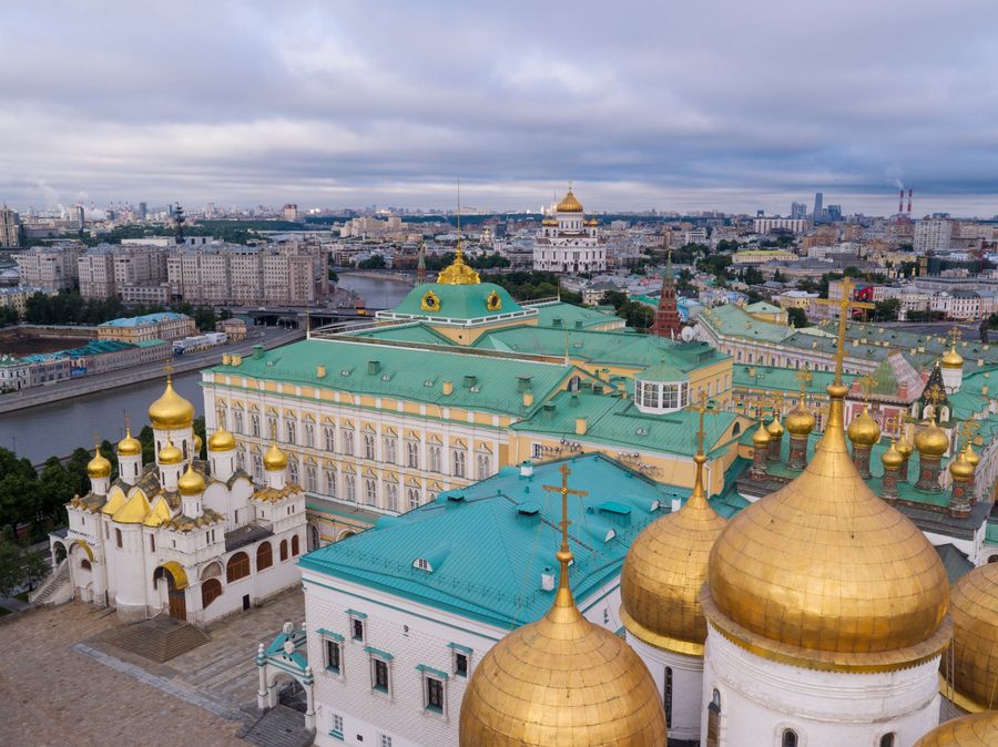 Купола Успенского собора, Грановитая палата, Большой Кремлевский дворец, Благовещенский собор (справа налево) на территории Московского Кремля Купола Успенского собора, Грановитая палата, Большой Кремлевский дворец, Благовещенский собор (справа налево) на территории Московского Кремля