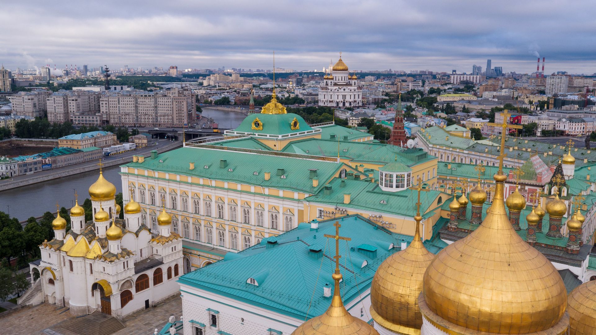 Купола Успенского собора, Грановитая палата, Большой Кремлевский дворец, Благовещенский собор (справа налево) на территории Московского Кремля Купола Успенского собора, Грановитая палата, Большой Кремлевский дворец, Благовещенский собор (справа налево) на территории Московского Кремля - РИА Новости, 1920, 27.04.2021