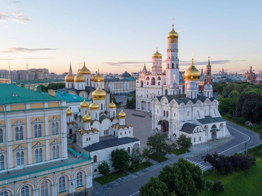 Колокольня Ивана Великого, Архангельский собор, Благовещенский собор, Успенский собор , Большой Кремлевский дворец на территории Московского Кремля Колокольня Ивана Великого, Архангельский собор, Благовещенский собор, Успенский собор , Большой Кремлевский дворец на территории Московского Кремля