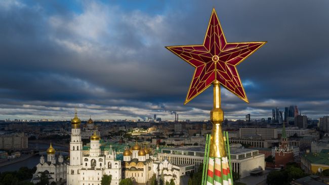 Звезда на Спасской башне Московского Кремля. Архивное фото Звезда на Спасской башне Московского Кремля. Архивное фото