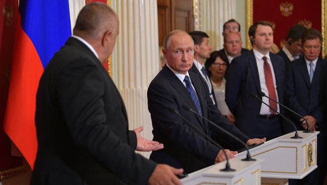Президент РФ Владимир Путин и премьер-министр Болгарии Бойко Борисов на пресс-конференции по итогам встречи. 30 мая 2018 Президент РФ Владимир Путин и премьер-министр Болгарии Бойко Борисов на пресс-конференции по итогам встречи. 30 мая 2018