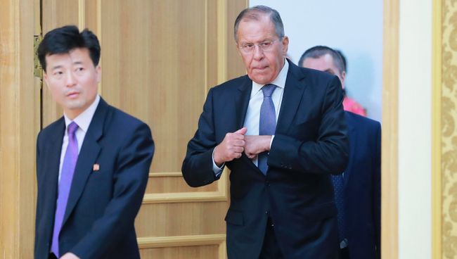 Министр иностранных дел РФ Сергей Лавров во время встречи с министром иностранных дел КНДР Ли Ён Хо в Пхеньяне. 31 мая 2018 Министр иностранных дел РФ Сергей Лавров во время встречи с министром иностранных дел КНДР Ли Ён Хо в Пхеньяне. 31 мая 2018