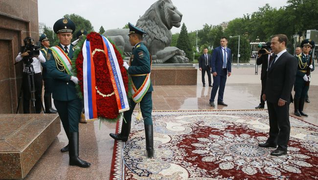 Председатель правительства РФ Дмитрий Медведев во время возложения венка к комплексу Национального единства и возрождения в Душанбе. 31 мая 2018