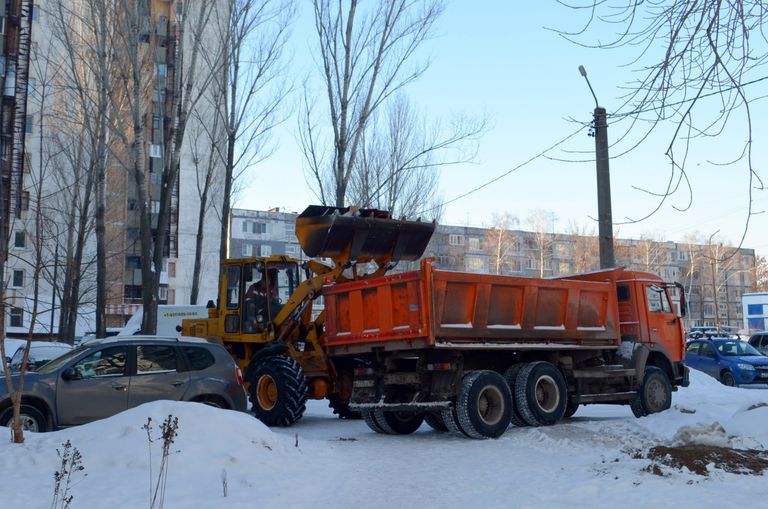 Управляющая компания с помощью погрузчика вывозила хлам из квартиры пенсионерки Управляющая компания с помощью погрузчика вывозила хлам из квартиры пенсионерки