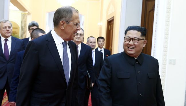 Министр иностранных дел РФ Сергей Лавров и глава КНДР Ким Чен Ын на встрече в Пхеньяне. 31 мая 2018 Министр иностранных дел РФ Сергей Лавров и глава КНДР Ким Чен Ын на встрече в Пхеньяне. 31 мая 2018