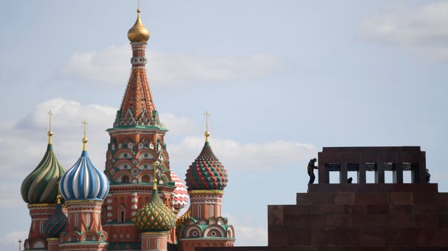 Вид на Собор Василия Блаженного и мавзолей В.И. Ленина с Красной площади в Москве. Архивное фото Вид на Собор Василия Блаженного и мавзолей В.И. Ленина с Красной площади в Москве. Архивное фото