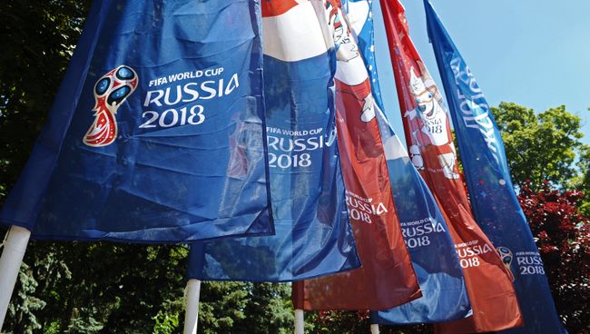Флаги, посвященные чемпионату мира по футболу ФИФА-2018. Архивное фото Флаги, посвященные чемпионату мира по футболу ФИФА-2018. Архивное фото