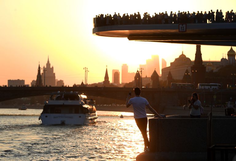Парящий мост парка Зарядье в Москве Парящий мост парка Зарядье в Москве
