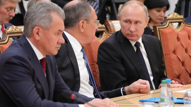 Президент РФ Владимир Путин, министр иностранных дел РФ Сергей Лавров и министр обороны РФ Сергей Шойгу Президент РФ Владимир Путин, министр иностранных дел РФ Сергей Лавров и министр обороны РФ Сергей Шойгу