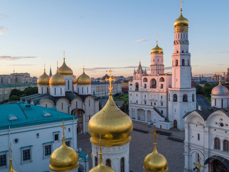 Колокольня Ивана Великого, церковь Двенадцати Апостолов, Благовещенский собор, Грановитая палата на территории Московского Кремля Колокольня Ивана Великого, церковь Двенадцати Апостолов, Благовещенский собор, Грановитая палата на территории Московского Кремля
