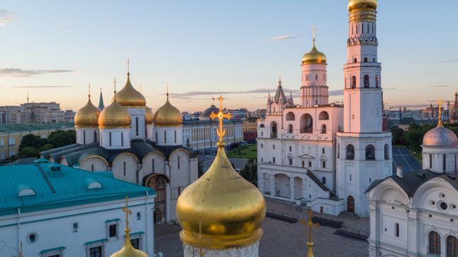 Колокольня Ивана Великого, церковь Двенадцати Апостолов, Благовещенский собор, Грановитая палата на территории Московского Кремля. Архивное фото