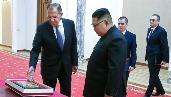 Министр иностранных дел РФ Сергей Лавров и глава КНДР Ким Чен Ын на встрече в Пхеньяне. 31 мая 2018 Министр иностранных дел РФ Сергей Лавров и глава КНДР Ким Чен Ын на встрече в Пхеньяне. 31 мая 2018