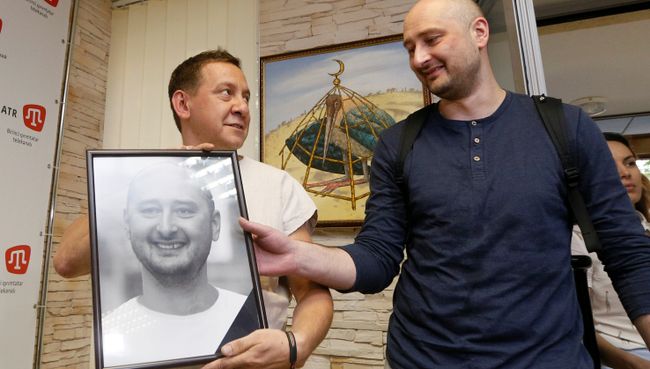 Журналист Аркадий Бабченко в офисе телеканала ATR в Киеве, Украина. 31 мая 2018 Журналист Аркадий Бабченко в офисе телеканала ATR в Киеве, Украина. 31 мая 2018