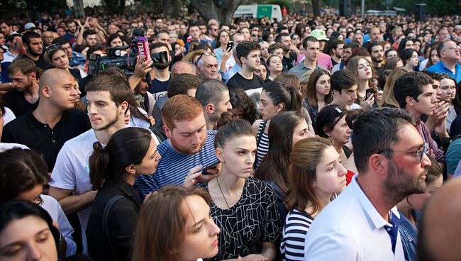 Участники акции протеста в Тбилиси у здания главной прокуратуры Грузии с требованием отставки главы ведомства Ираклия Шотадзе. 31 мая 2018