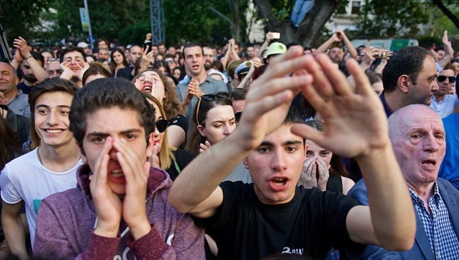 Участники акции протеста в Тбилиси у здания главной прокуратуры Грузии. Архивное фото